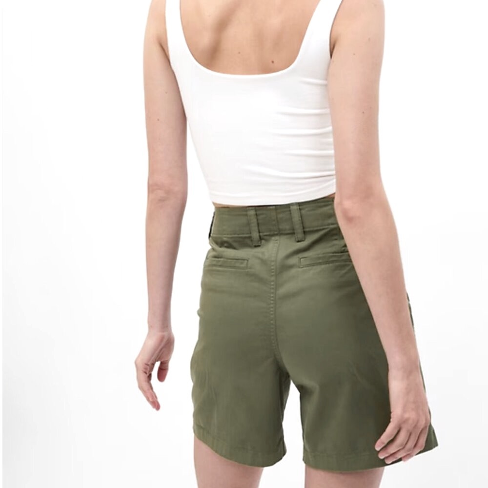 GAP 7" Inseam Downtown Khaki Bermuda Style Short Desert Cactus Green Sz 8 - Picture 3 of 11